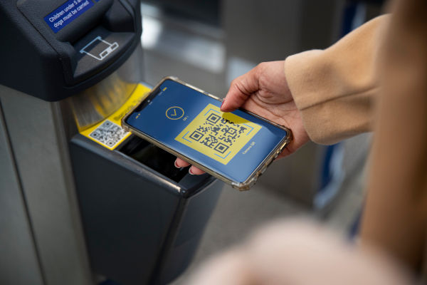 terminal de paiement avec QR code smartphone scan réducteur de lien