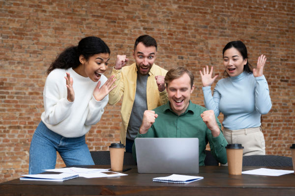 equipe heureuse des réducteurs de lien
