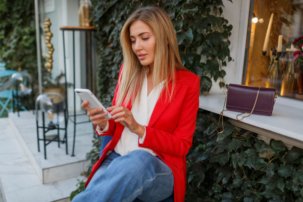 femme sur smartphone utilisant reducteur de lien pour lien court sur snapchat